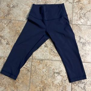 Capri Lululemon leggings. Wunder Under. Great condition. No pilling.